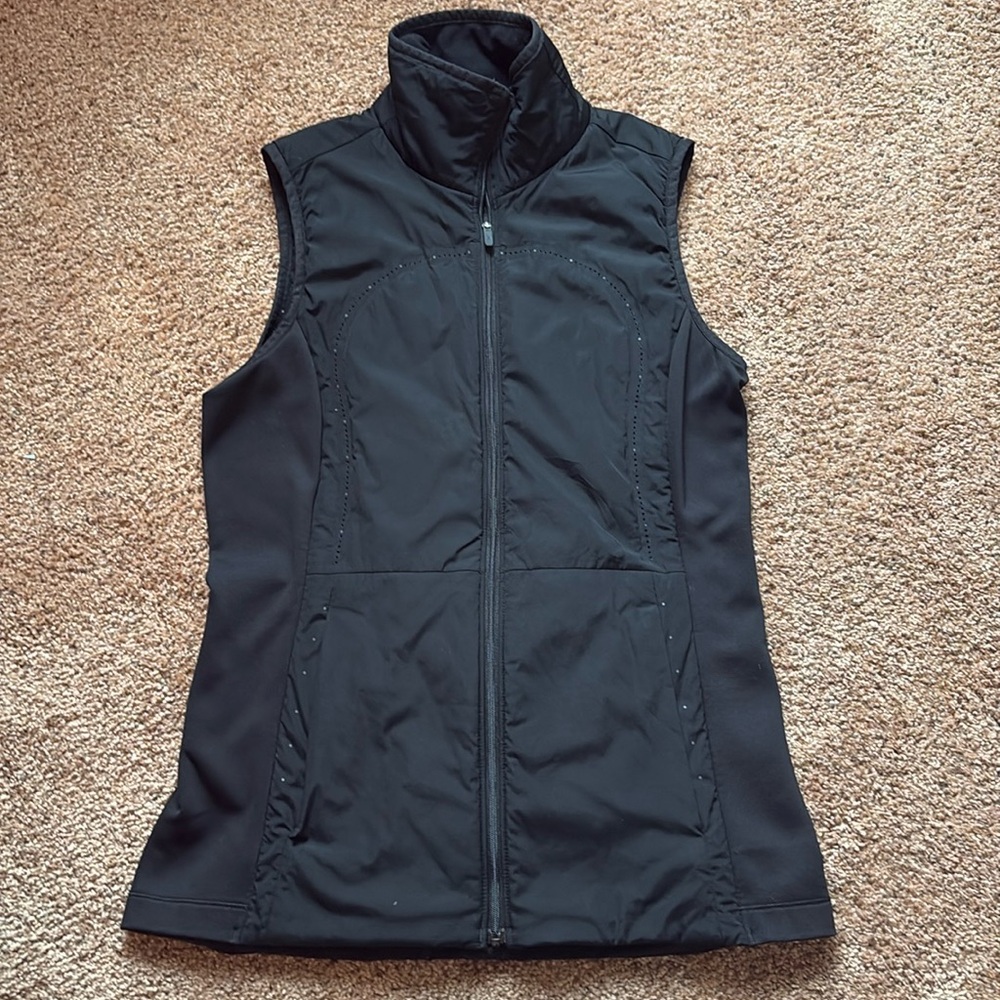 Lululemon Run For Cold Vest size 6 - Dot Confirmed
In great shape!